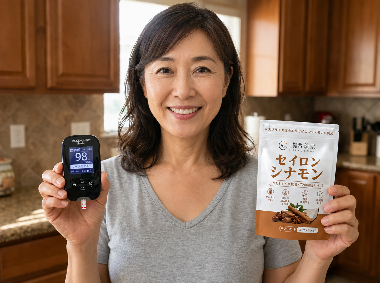 健然堂セイロンシナモンを手にする日本人女性
